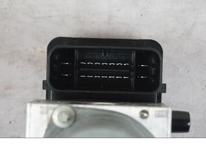 Snett nerifrån på ABS Modulator från en KTM 1290 Super Duke R -2022 motorcykel.