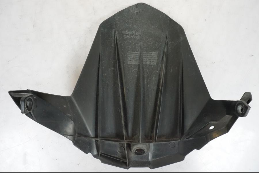 Snett nerifrån på Svingskärm från en Suzuki GSX-S 1000 -2017 motorcykel.