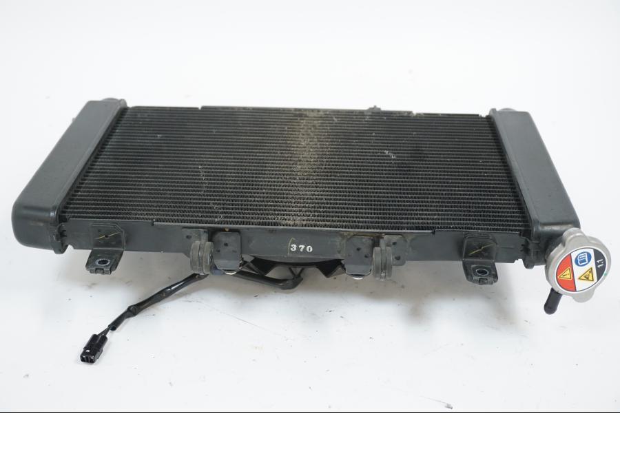 Höger sida på Vattenkyl från en Honda CB 650 R -2019 motorcykel.