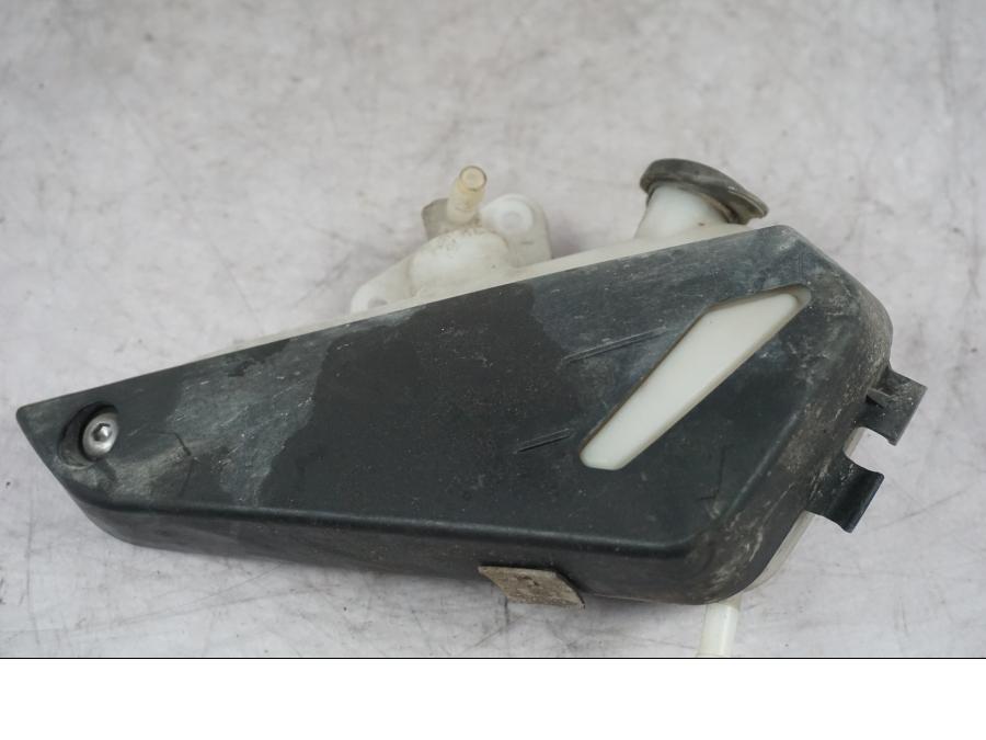 Baksidan på Vattenexpansionskärl från en Triumph Tiger Explorer -2016 motorcykel.