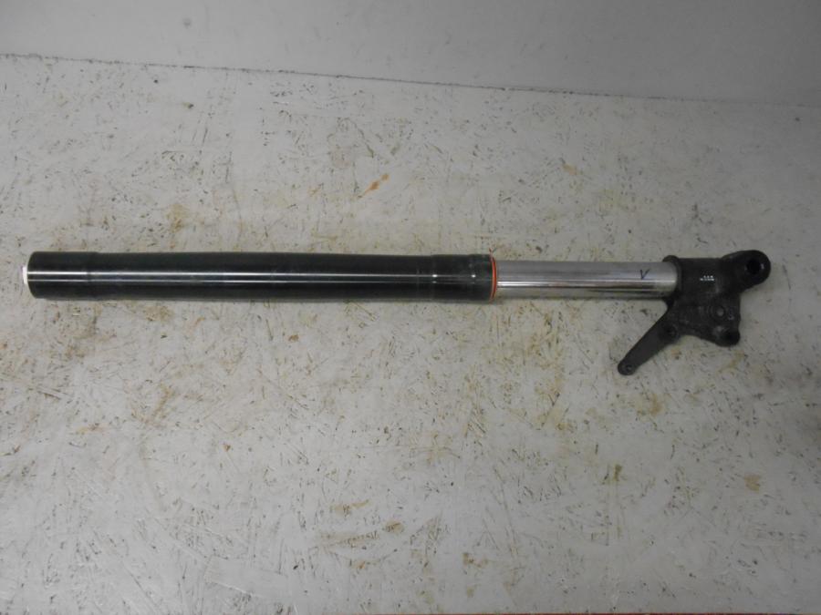 Snett uppifrån på Gaffelben från en Triumph Tiger 800 -2016 motorcykel.