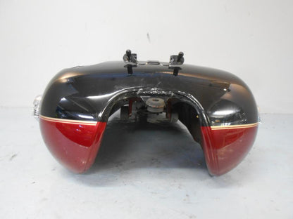 Vänster sida på Bensintank från en Kawasaki VN 1500 Classic Tourer -2002 motorcykel.