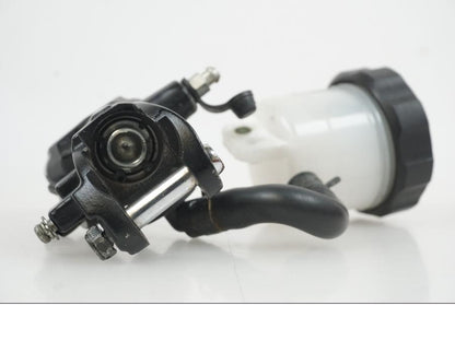 Vänster sida på Bromshuvudcylinder från en Suzuki GSX-R 750 -2009 motorcykel.