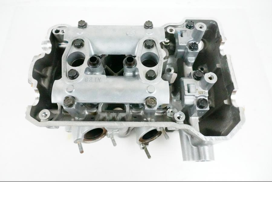 Baksidan på Topplock från en Honda VFR 800 -2005 motorcykel.