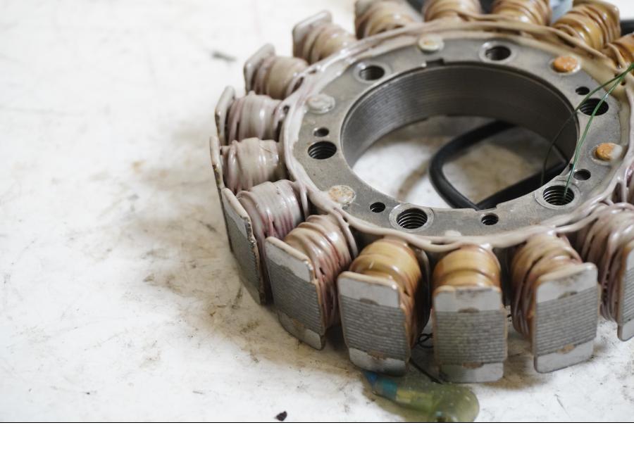 Baksidan på Generator från en Kawasaki ZX-9R -1999 motorcykel.