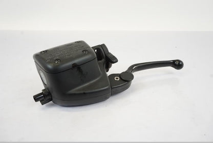 Framsidan på Kopplingshuvudcylinder från en BMW R 1150 RS -2003 motorcykel.