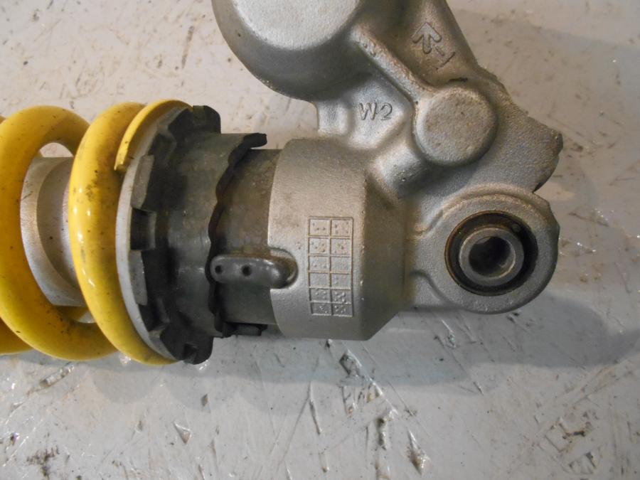 Vänster sida på Stötdämpare från en Yamaha YZF R6 -2000 motorcykel.