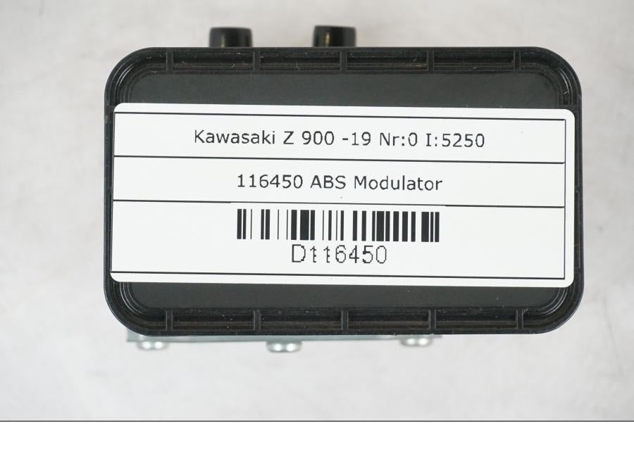 Snett nerifrån på ABS Modulator från en Kawasaki Z 900 -2019 motorcykel.