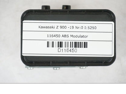 Snett nerifrån på ABS Modulator från en Kawasaki Z 900 -2019 motorcykel.