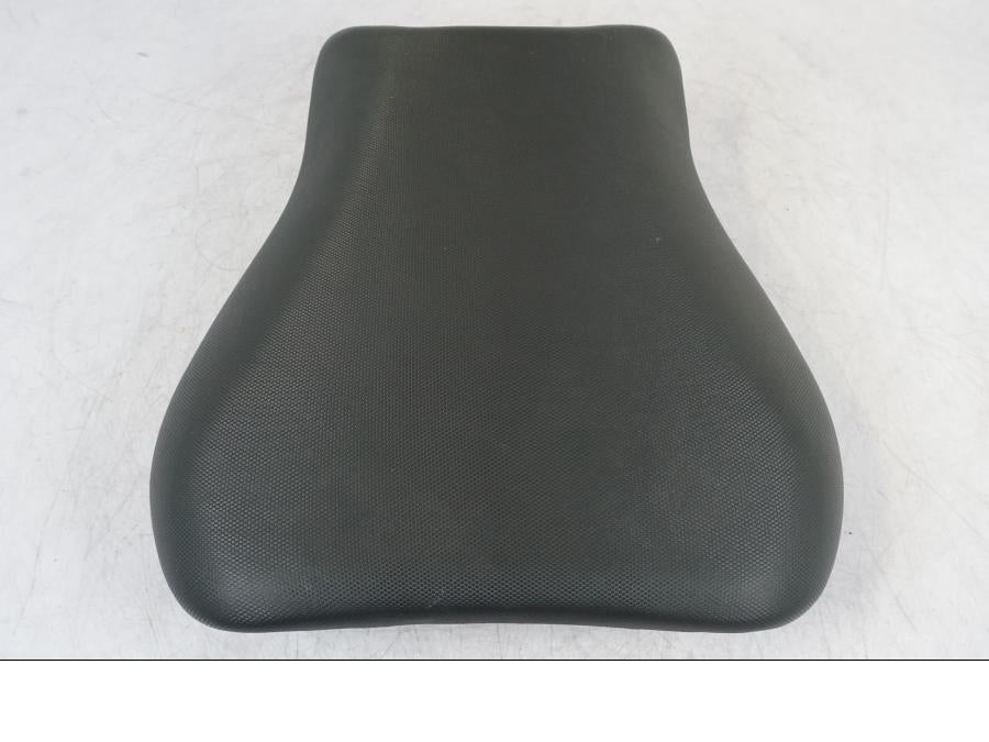 Baksidan på Sadel från en Suzuki GSX 1300 RX -1999 motorcykel.