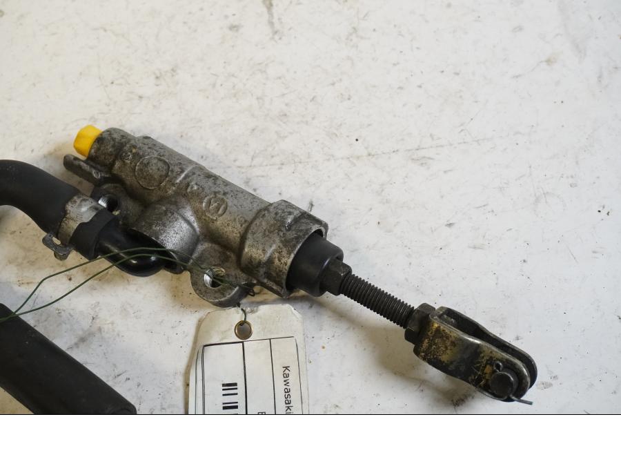 Vänster sida på Bromshuvudcylinder från en Kawasaki ZR-X 1200 S -2001 motorcykel.