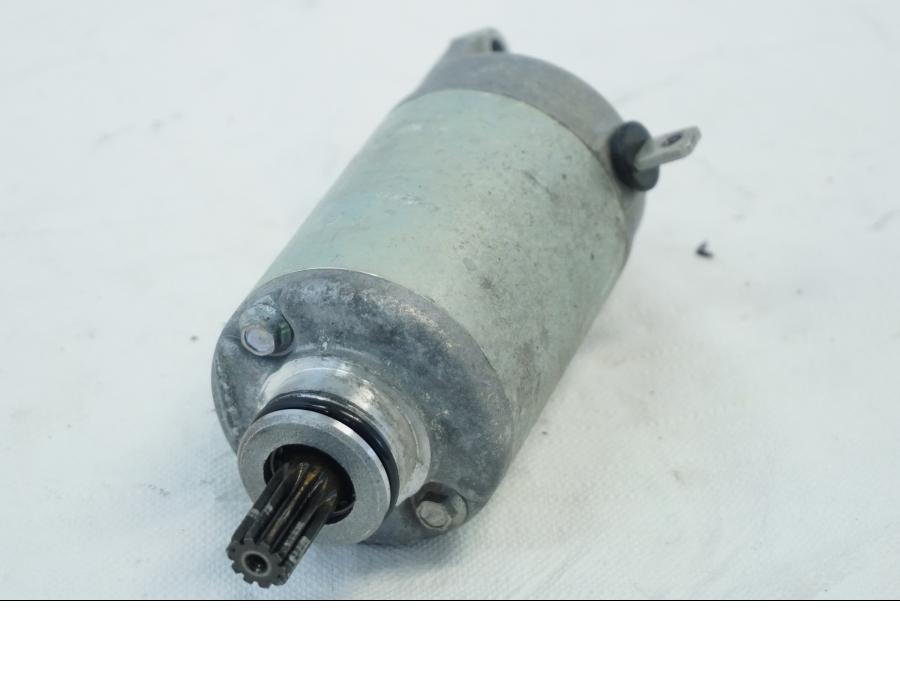 Höger sida på Startmotor från en Triumph Daytona 675 -2010 motorcykel.