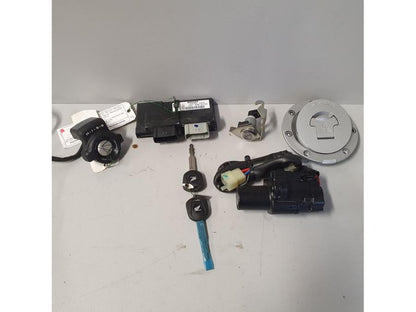 Framsidan på Låssats från en Honda VFR 800 -2008 motorcykel.