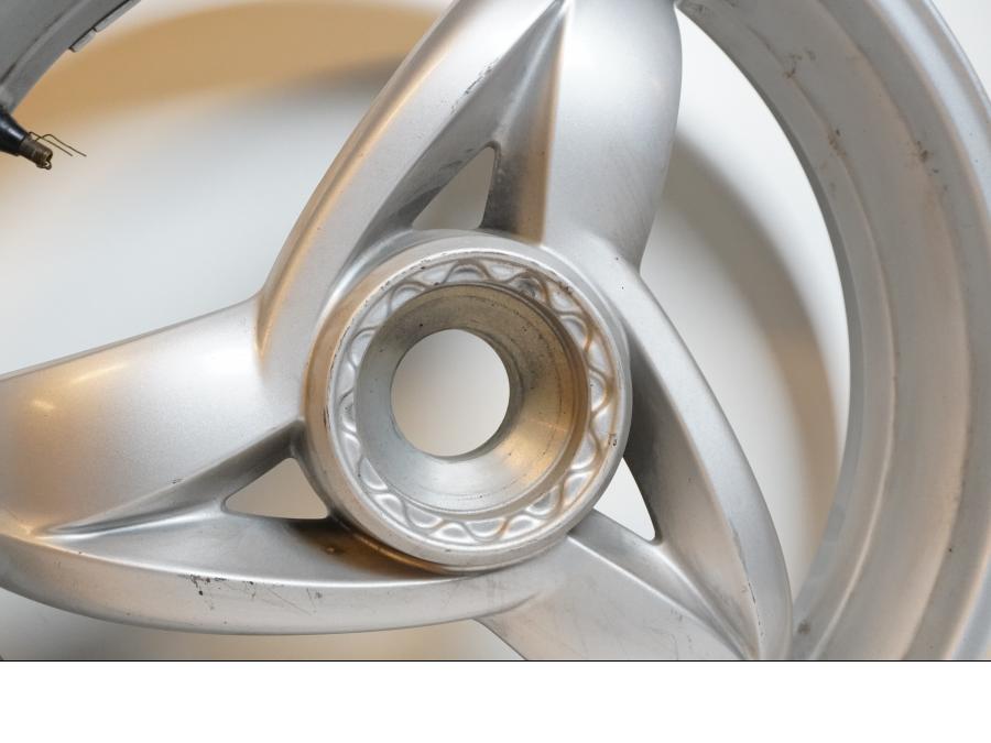 Baksidan på Fälg från en BMW F 650 CS -2002 motorcykel.