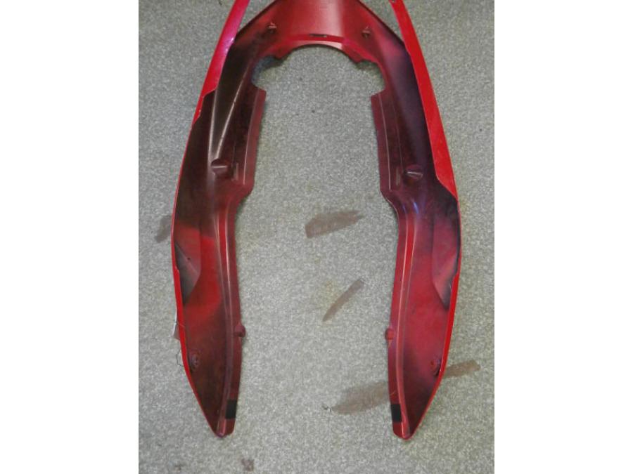 Snett nerifrån på Bakvinge från en Honda VFR 800 -2000 motorcykel.