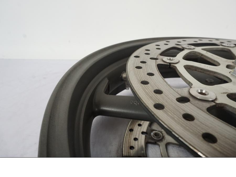 Baksidan på Fälg från en KTM 990 Super Duke -2006 motorcykel.