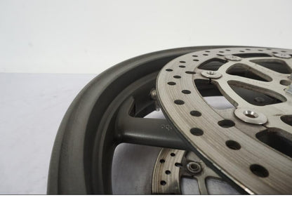 Baksidan på Fälg från en KTM 990 Super Duke -2006 motorcykel.