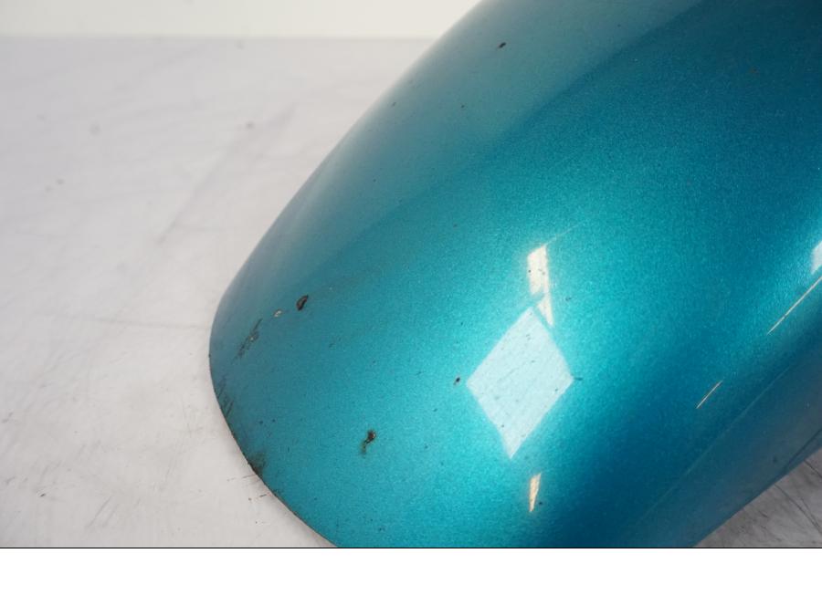 Snett nerifrån på Framskärm från en Honda VFR 750 -1994 motorcykel.