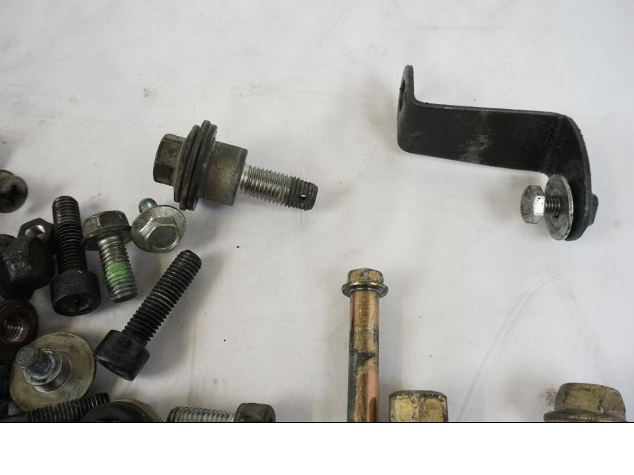 Vänster sida på Skruv / Mutter etc från en Honda VFR 750 -1994 motorcykel.