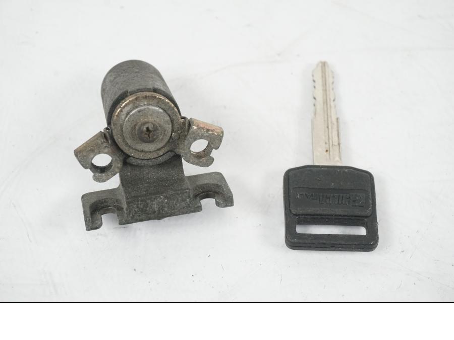 Höger sida på <p>Låssats från Suzuki TL 1000 S 1997.</p>

<p>Tändningslås, tanklock, sadellås och 1st nyckel.</p>

<p>Repor finns på tanklocket, slitage av lack på tändningslåset även att gummi skyddet för kabel har ett hål se bild.</p> motorcykel.