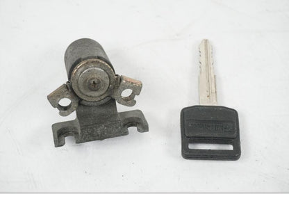 Höger sida på <p>Låssats från Suzuki TL 1000 S 1997.</p>

<p>Tändningslås, tanklock, sadellås och 1st nyckel.</p>

<p>Repor finns på tanklocket, slitage av lack på tändningslåset även att gummi skyddet för kabel har ett hål se bild.</p> motorcykel.