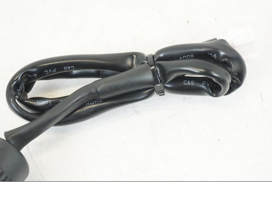 Baksidan på El uttag 12 V från en Yamaha MT-09 -2021 motorcykel.