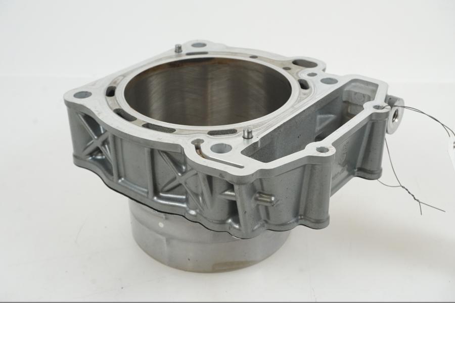 Framsidan på Cylinder från en KTM 1290 Super Duke R -2021 motorcykel.