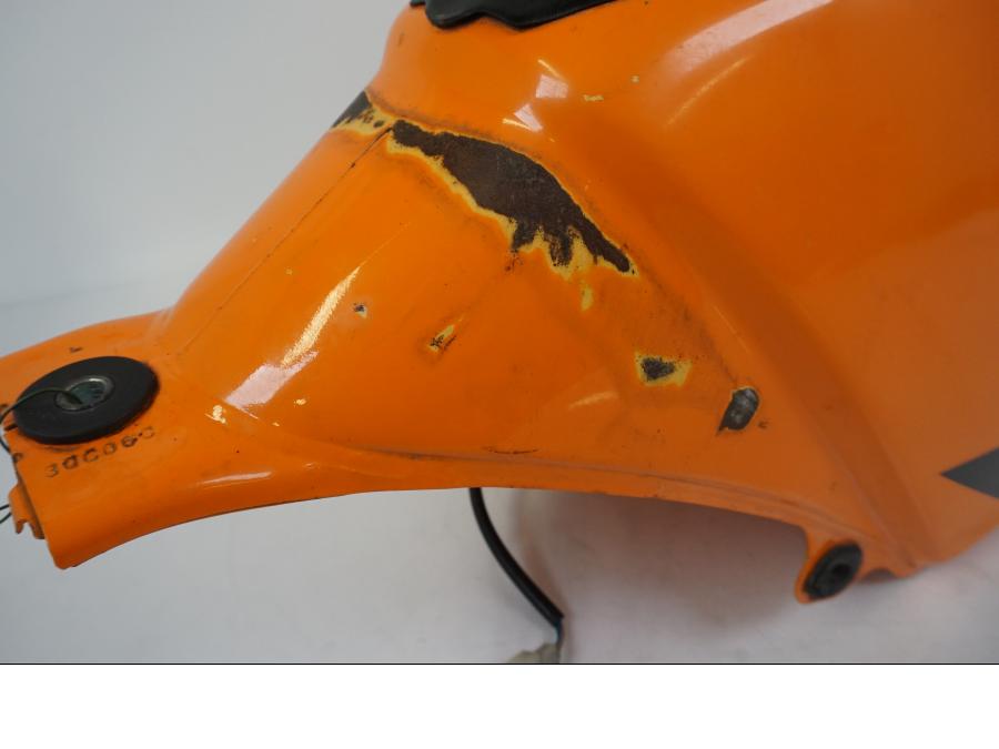 Baksidan på Bensintank från en Honda CBR 125 R -2006 motorcykel.