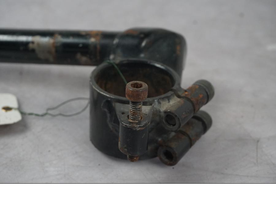 Höger sida på Styre från en Yamaha FZR 1000 -1988 motorcykel.