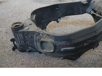 Baksidan på <p>KLAR Denna ram är kryssad och säljs utan papper ramnumret är överstruket och får ej användes i trafik. Ramen får brukas till på privat väg samt viss bankörning (läs på regler inför bankörning) ramar som säljs utan papper brukas säljas för byggnationer som ej ska brukas på vägar.</p>

<p>Med stötdämparlänkage och sidostöd.</p> motorcykel.