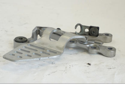 Snett nerifrån på Fotpinnefäste från en Yamaha YZF R6 -2006 motorcykel.