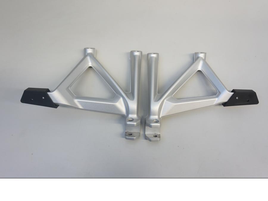 Framsidan på Fotpinnefäste från en BMW R 1200 GS -2019 motorcykel.