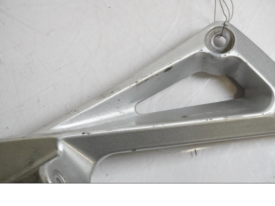 Baksidan på Fotpinnefäste från en Yamaha BT 1100 -2002 motorcykel.