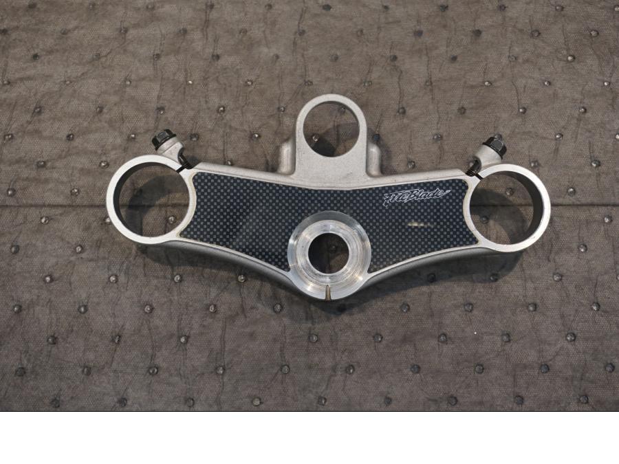 Framsidan på Gaffelkrona från en Honda CBR 900 RR -1999 motorcykel.