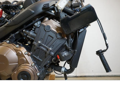 Baksidan på Motorpaket från en Honda CBR 650 R -2019 motorcykel.