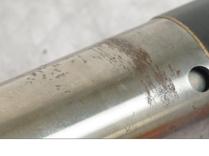 Vänster sida på Gaffelben från en Honda CB 600 Hornet -2003 motorcykel.