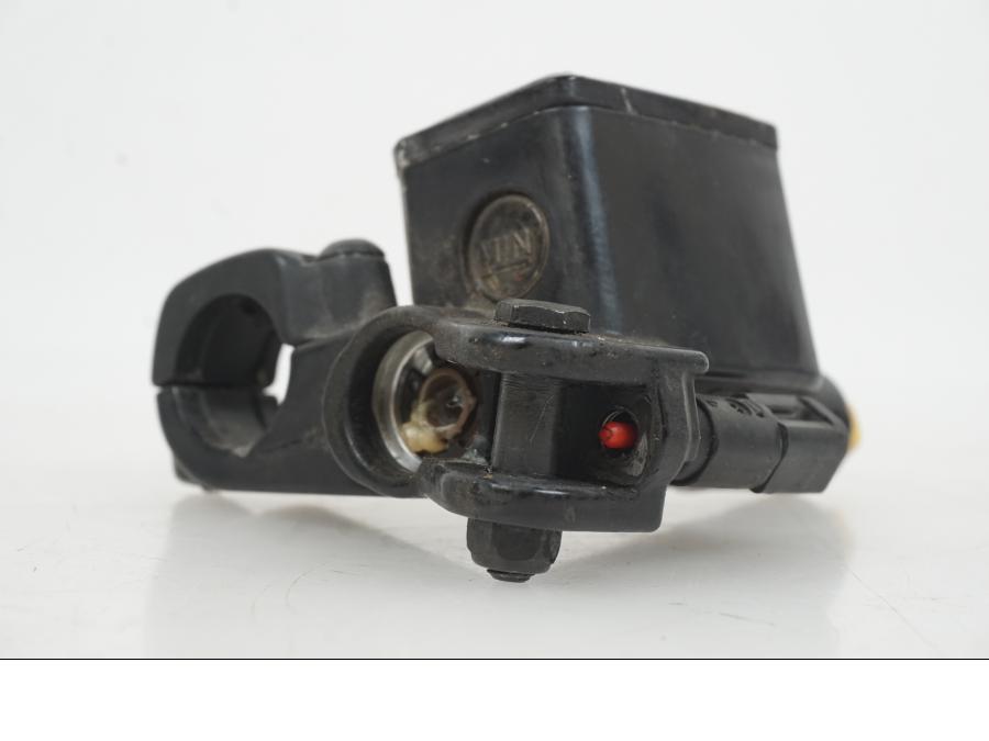 Snett nerifrån på Bromshuvudcylinder från en Piaggio MP3 250 -2006 motorcykel.