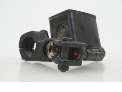 Snett nerifrån på Bromshuvudcylinder från en Piaggio MP3 250 -2006 motorcykel.