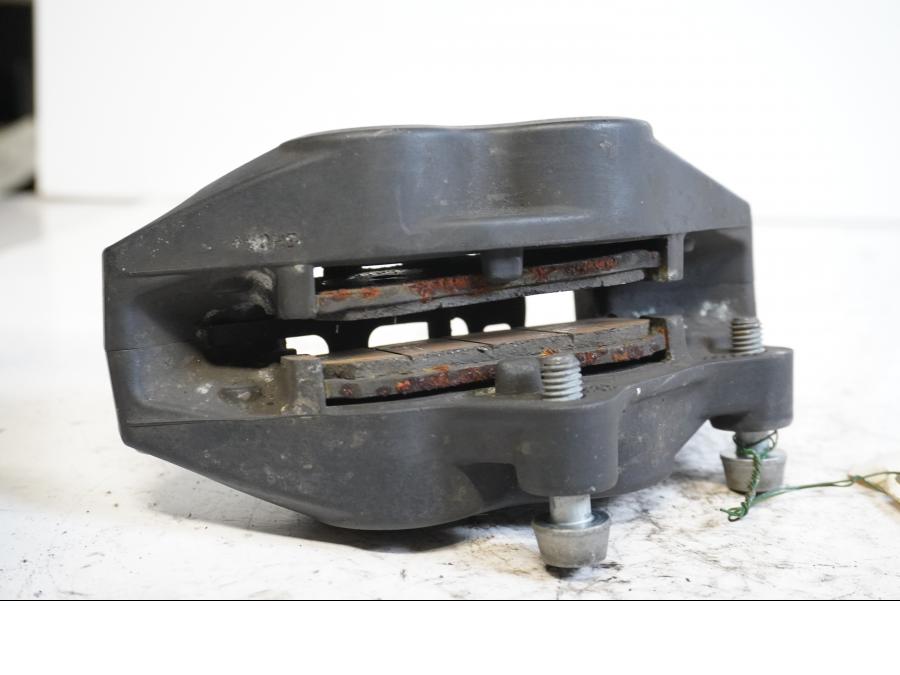 Höger sida på Bromsok från en BMW K 1200 S -2007 motorcykel.