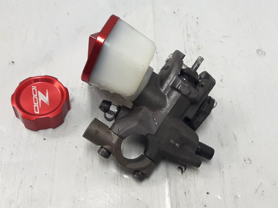 Baksidan på Bromshuvudcylinder från en Kawasaki Z 1000 -2013 motorcykel.