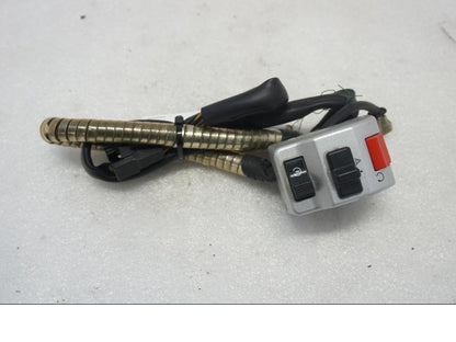 Framsidan på Styrelreglage från en Suzuki VL 800 -2004 motorcykel.