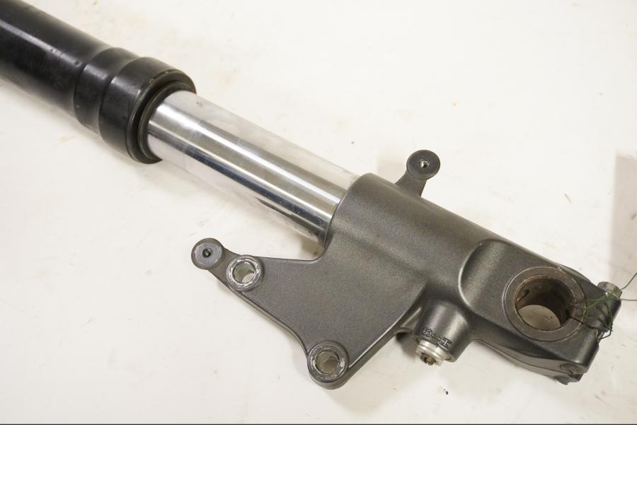 Baksidan på Gaffelben från en Aprilia RSV 1000 -2003 motorcykel.