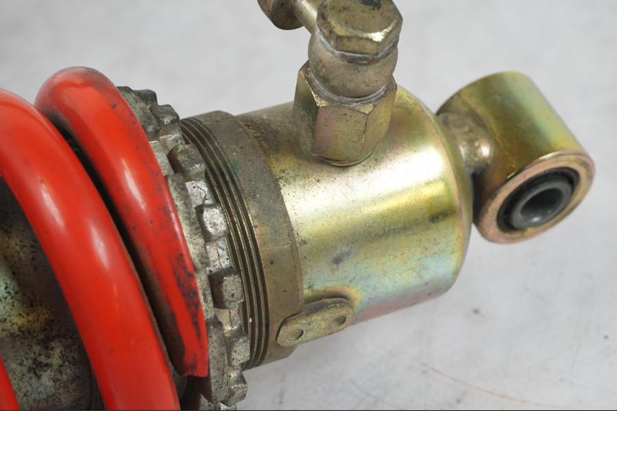 Snett nerifrån på Stötdämpare från en Triumph Daytona 955I -2000 motorcykel.