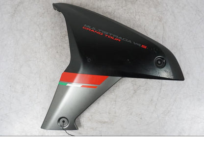 Framsidan på Sidkåpa från en Ducati Multistrada V4 -2024 motorcykel.