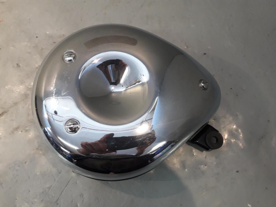 Framsidan på Verktygslåda från en Suzuki VZ 800 -1999 motorcykel.