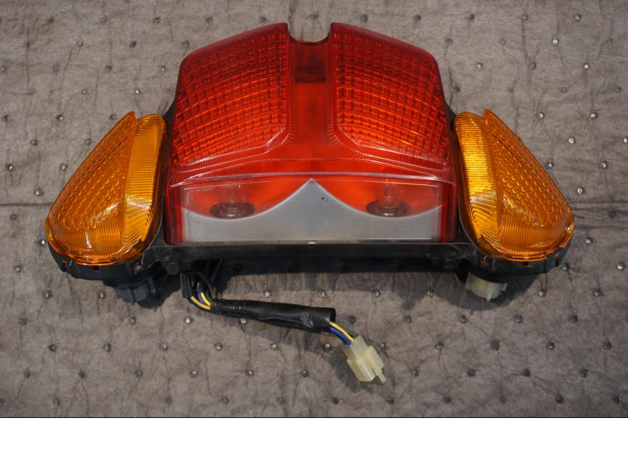 Framsidan på Baklampa från en Yamaha FJR 1300 -2004 motorcykel.