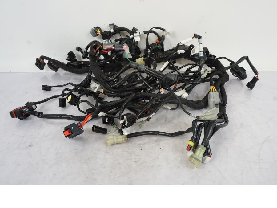 Framsidan på Kabelstam från en KTM 1290 Super Duke R -2021 motorcykel.