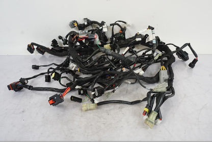 Framsidan på Kabelstam från en KTM 1290 Super Duke R -2021 motorcykel.