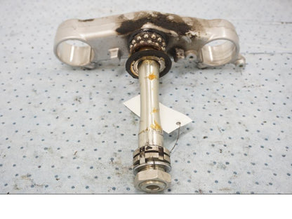 Baksidan på Gaffelkrona från en Yamaha YZF 1000 R1 -2010 motorcykel.