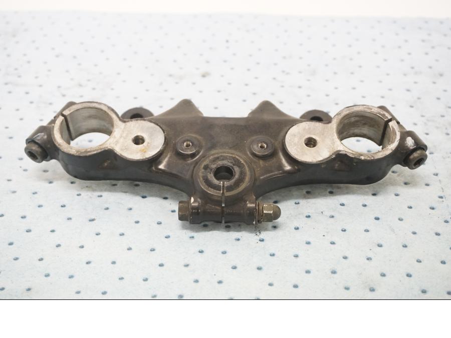 Framsidan på Gaffelkrona från en Suzuki GSX 550 -1985 motorcykel.